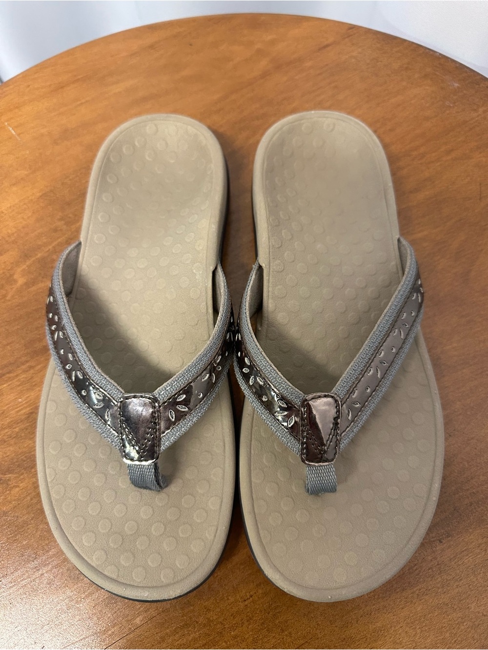 Vionic Casandra Taupe silver Women's Flip Flops size 7
